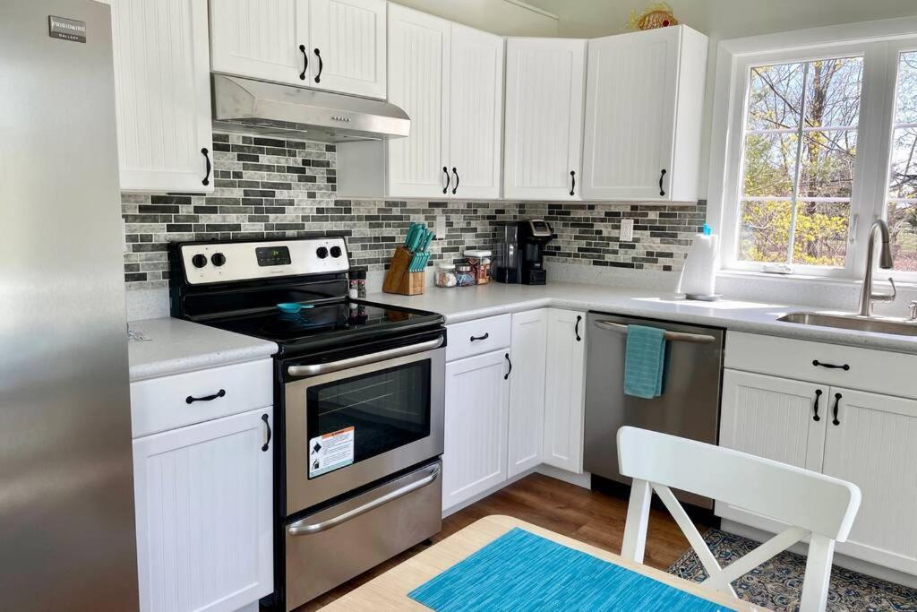 Newly Renovated Carriage House Near Town & Beaches Madison Buitenkant foto